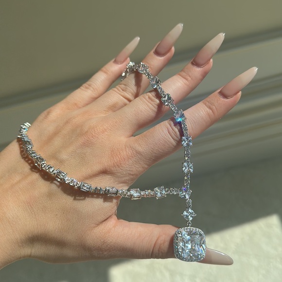 Dua Lipa’s MET Necklace - Picture 4 of 5